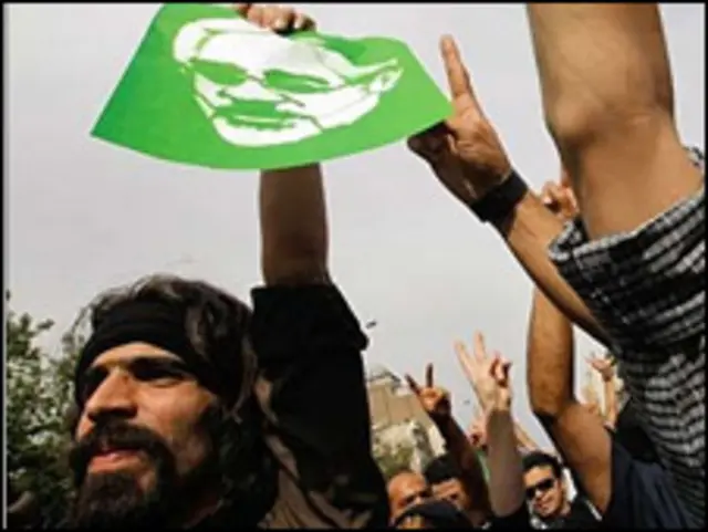 پیر کو شکست خوردہ صدارتی امیدوار کے حمایتیوں اور ڈنڈے لہراتے ان موٹر سائیکل سواروں کے درمیان جھڑپیں ہوئی جن کے بارے میں خیال ہے کہ وہ صدر احمدی نژاد کے طرفدار تھے