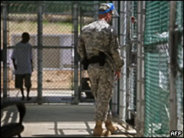 Заключенные и охранник в Гуантанамо