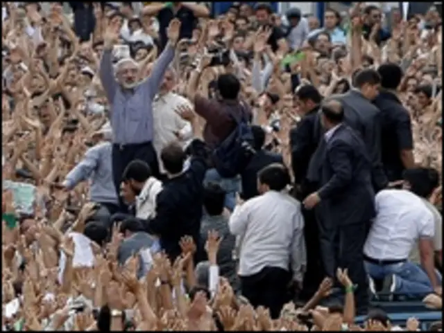 تہران میں پیر کےاحتجاجی جلسے پر پابندی کے باوجود اس میں ہزاروں افردا شریک ہوئے تھے