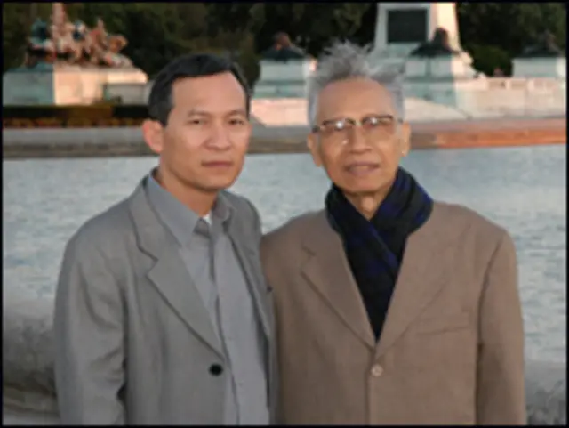 Ông Nguyễn Sỹ Bình với cố giáo sư Hoàng Minh Chính, hình chụp năm 2005 tại Mỹ