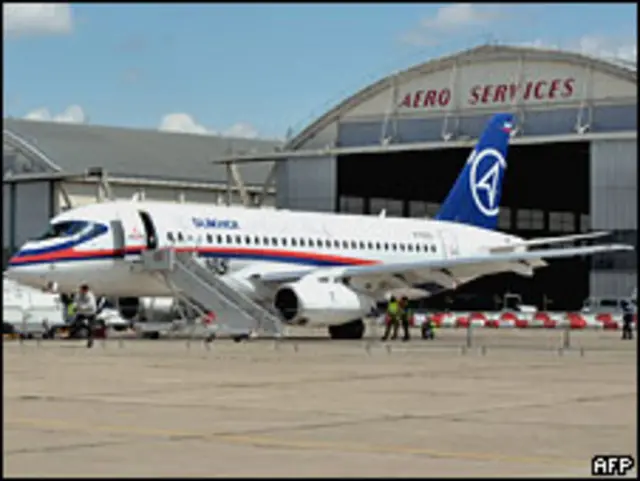 Sukhoi Superjet 100 на земле в аэропорту Ле Бурже 11 июня