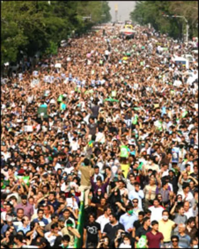 تہران میں ہزاروں افراد نے انتخابی نتائج کے خلاف جلوس نکالا