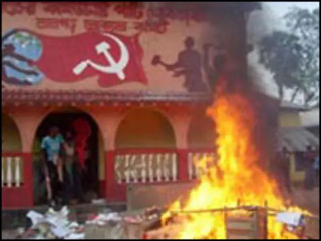 منگل کو سی پی ایم کے دفتر ميں آگ بھی لگا دی گئی تھی