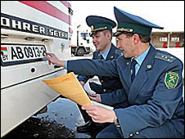 Сотрудники белорусской таможни (с сайта ГТК Белоруссии www.gtk.gov.by)