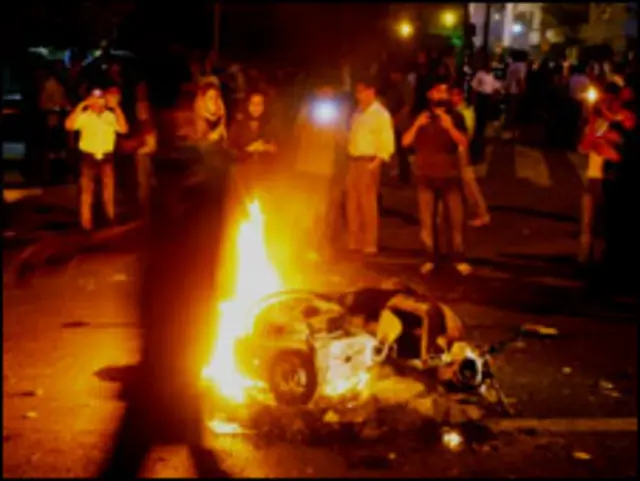 اس سے قبل آیت اللہ خامنہ ای نے عوام سے کہا کہ وہ پرتشدد احتجاج سے گریز کریں