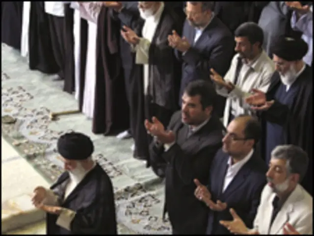 صدارتی انتخاب کے نتائج کے خلاف احتجاج کے بعد ایران کے سپریم لیڈر آیت اللہ خامنہ ای نے جمعہ کو ایسے احتجاجی مظاہروں پر پابندی لگا دی تھی۔ تاہم پیر کو پولیس اور مظاہرین میں پھر جھڑیں ہوئیں۔