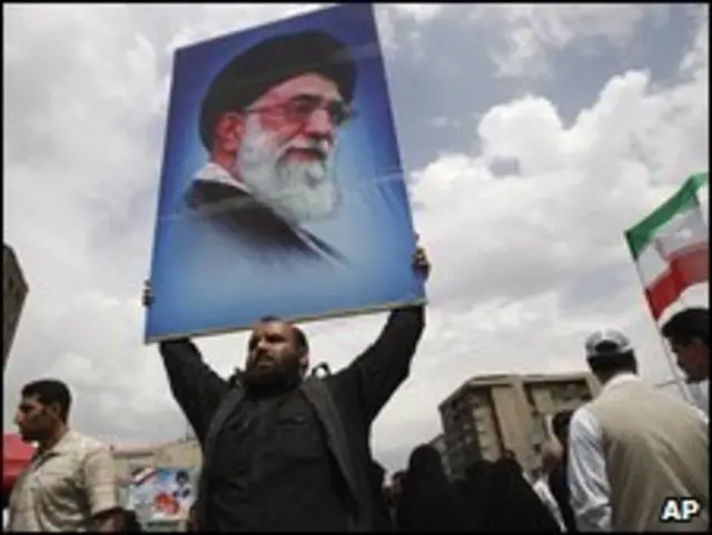 Một người Iran mang hình lãnh tụ tối cao Ayatollah Khamenei