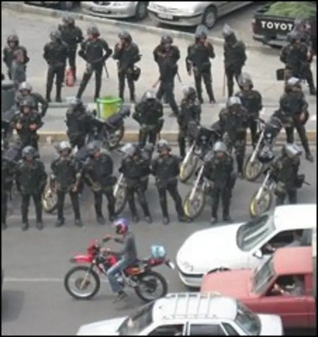 Cảnh sát tại quảng trường Enghelab, Tehran