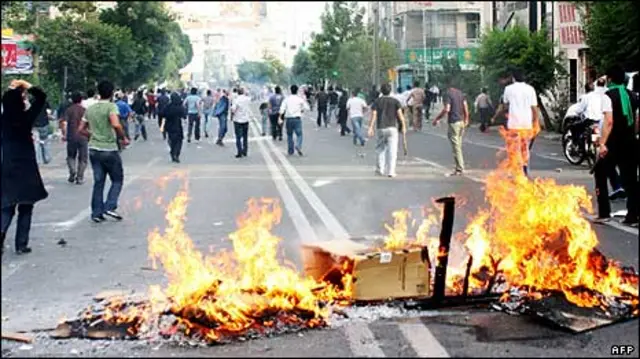 درگیری معترضان با پلیس