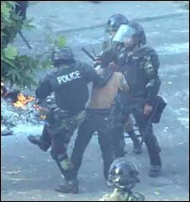 Cảnh sát và người biểu tình ở Tehran hôm 20/6, ảnh được gửi tới cho BBC