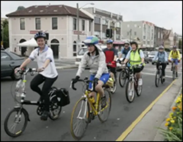 Adeptos do 'bikebus'