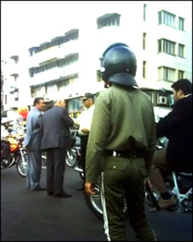 ایران کی طرف سے برطانوی سفارتکاروں کو نکالے جانے کے جواب میں برطانیہ نے بھی ایرانی سفارتکاروں کو یہاں سے چلے جانے کو کہا ہے۔