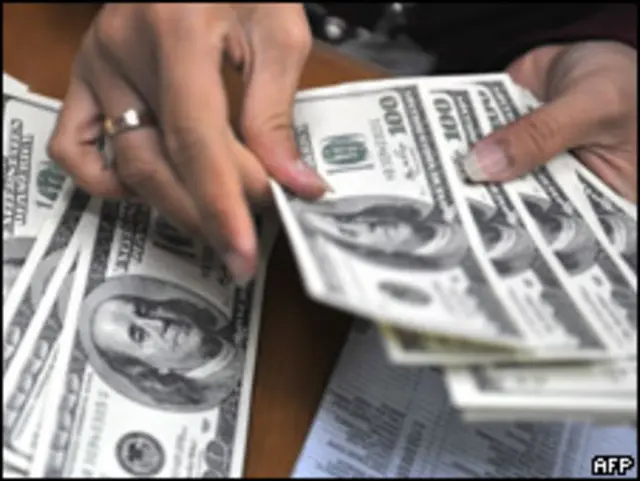 Dólares estadounidenses. 