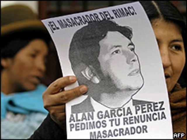 Manifestantes contra el presidente peruano, Alan García, junio 2009