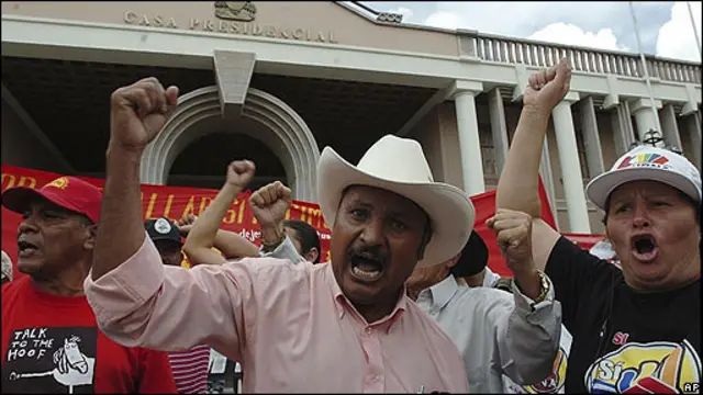 Simpatizantes del presidente hondureño Manuel Zelaya frente a la casa presidencial