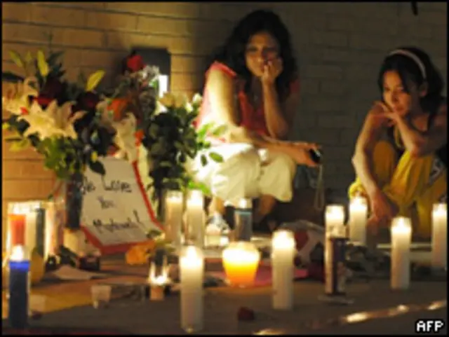 Фанаты и свечи около больницы после смерти Майкла Джексона