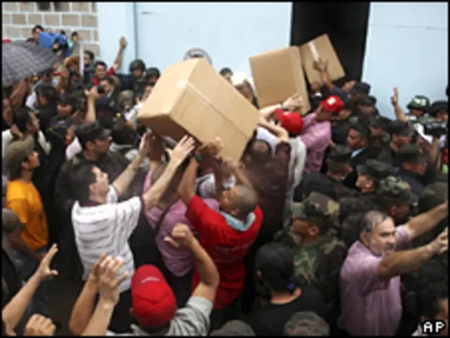 Seguidores del presidente de Honduras, Manuel Zelaya, recoger cajas en una base de la fuerza aérea en Tegucigalpa. Foto: 25 de junio.
