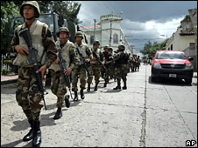 Soldados en la entrada de un cuartel militar en Tegucigalpa
