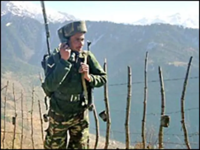 ’بھارتی فوج پاکستان کے اگلے مورچوں کو ہدف بنا رہے ہیں لیکن اس کے ساتھ ساتھ شہری علاقوں پر بھی فائرنگ کر رہی ہے‘