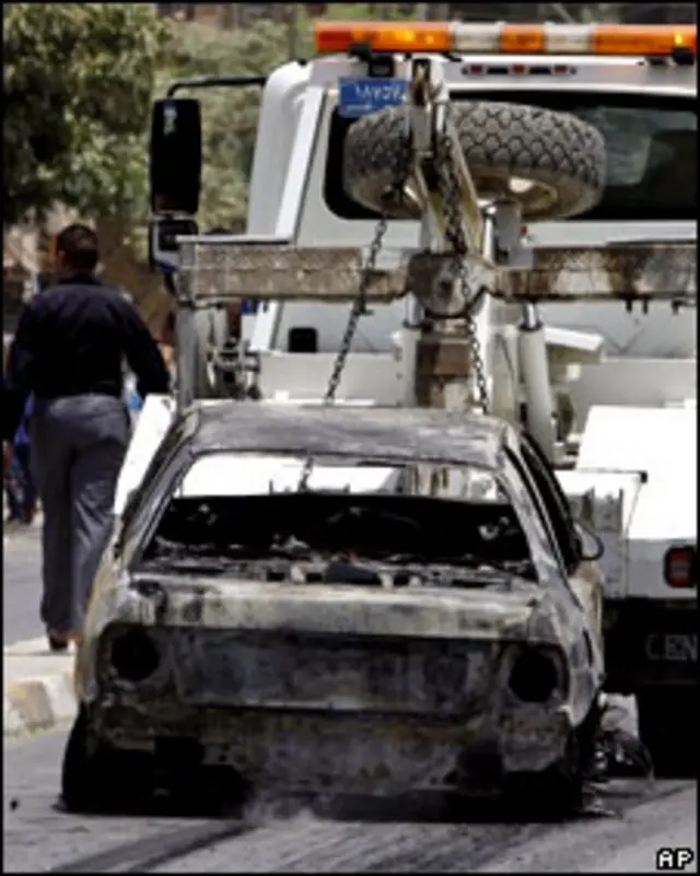 Грузовик увозит взорванный автомобиль