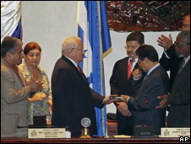 Roberto Micheletti es juramentado como presidente interino