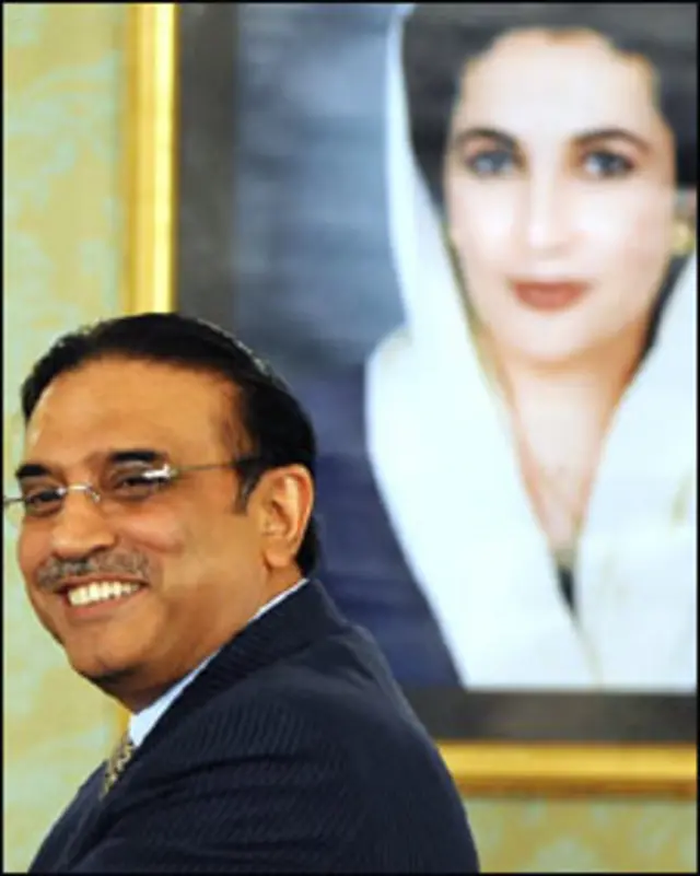 درخواست گزار نے بے نظیر بھٹو کی تصاویر سرکاری تقریبات کے دوران آویزاں کرنے پر بھی اعتراٰض کیا ہے