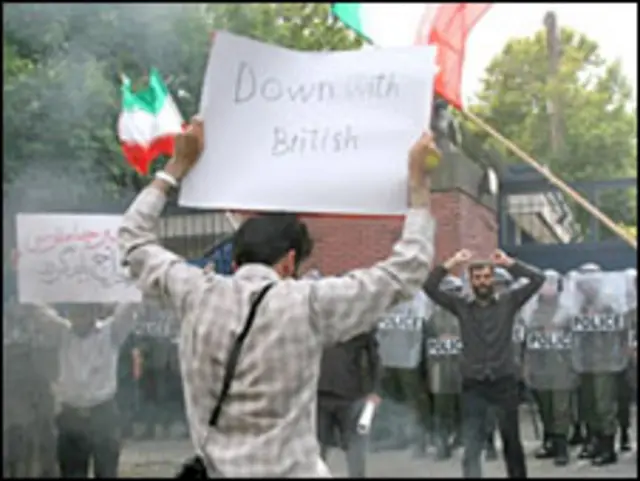 Năm trong số chín nhân viên bản địa sứ quán Anh được thả tự do