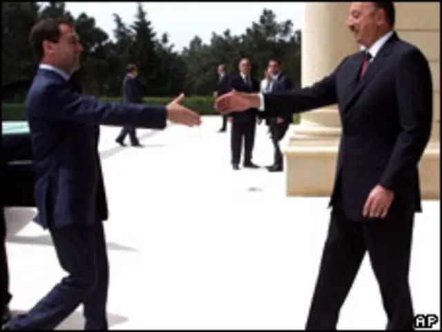 Президент РФ Дмитрий Медведев (слева) и президент Азербайджана Ильхам Алиев встречаются в Баку 29 июня 2009 года