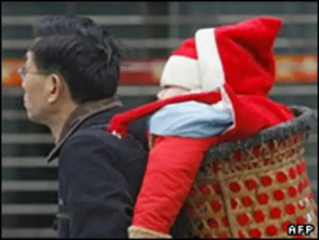 دولت چین از اواخر دهه هفتاد میلادی محدودیت تعداد فرزندان را به اجرا گذاشت