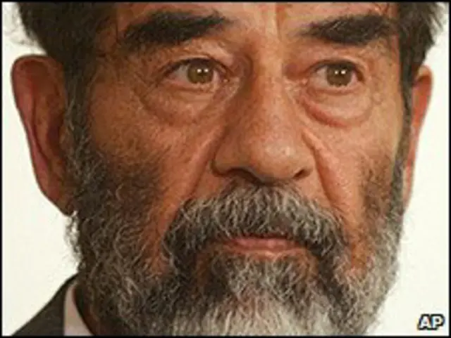 Саддам Хусейн на суде 