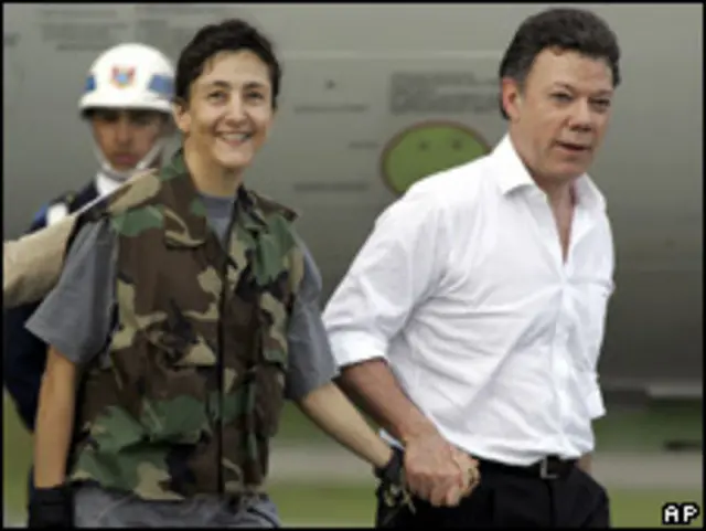 Ingrid Betancourt junto a Juan Manuel Santos