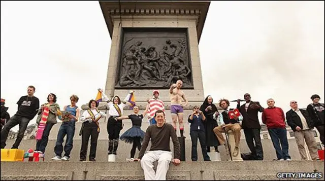 Энтони Гормли на фоне четвертого постамента