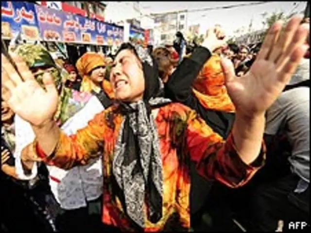 Mujer uigur protesta en la región china de Xinjiang