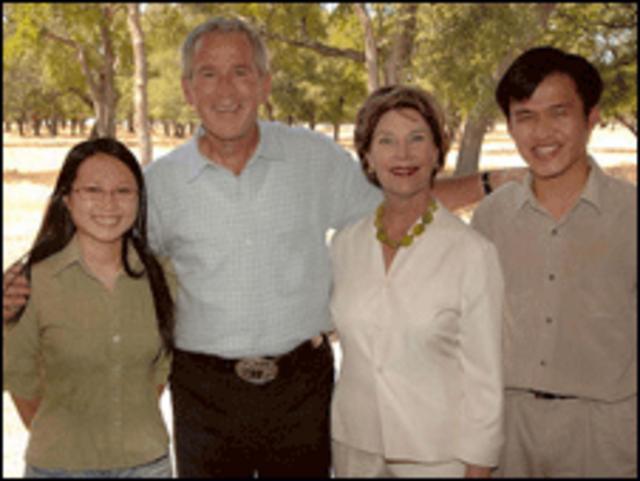 Hoàng Lan và Nguyễn Tiến Trung chụp hình với vợ chồng Tổng thống Bush trong một chuyến sang Mỹ