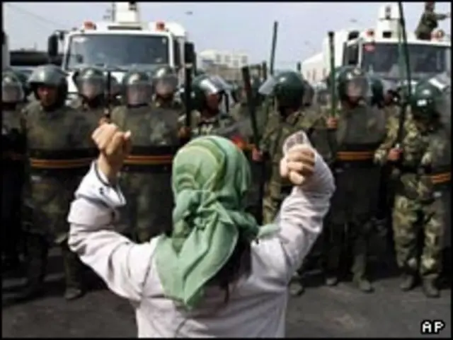 نیروهای امنیتی در چین کنترل شهر اورومچی را در دست گرفته اند.