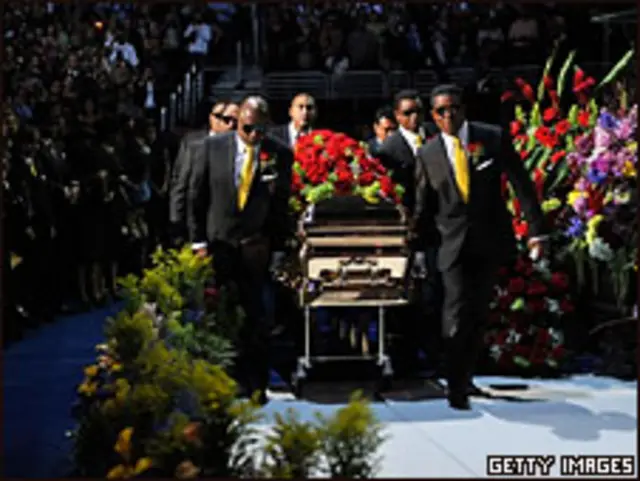 Гроб с телом Майкла Джексона