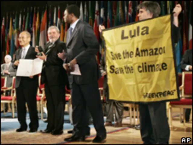 Ambientalistas protestam durante entrega de prêmio a Lula em Paris, nesta terça-feira (AP)