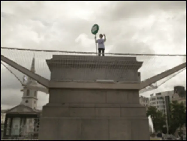 伦敦特拉法加广场“活体雕塑”