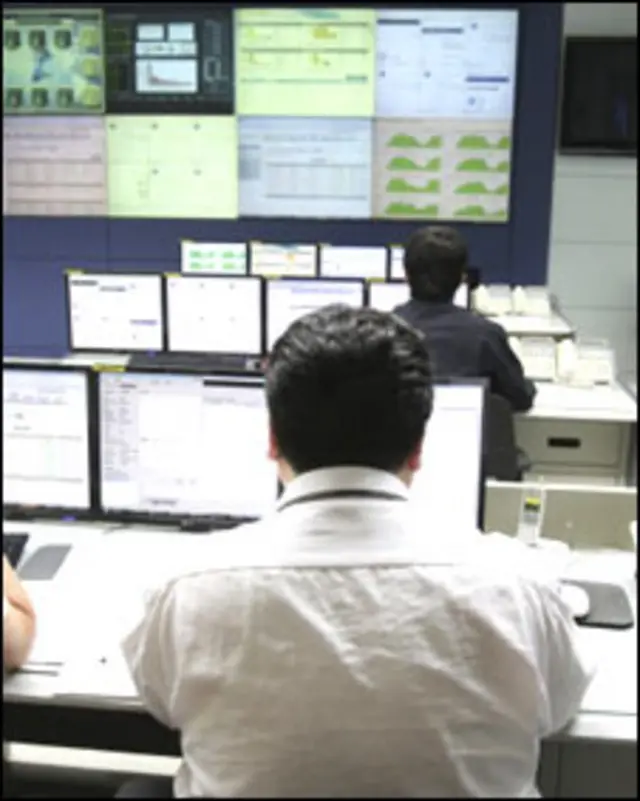 हमले से निपटते कर्मचारी