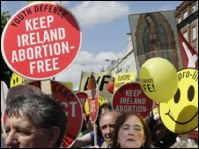 İrlanda'da kürtajı destekleyen göstericiler