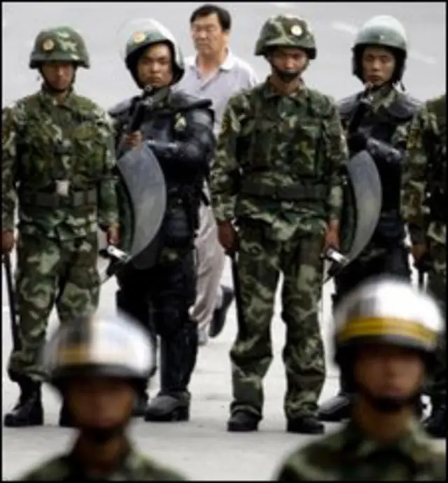 Lính TQ tại Urumqi