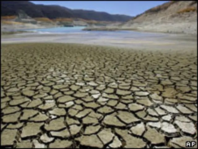 Потрескавшаяся земля у водохранилища Курис на Кипре