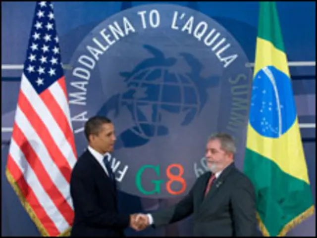 Barack Obama e Luiz Inácio Lula da Silva se cumprimentam em reunião do G8, na Itália (AFP, Getty Image)