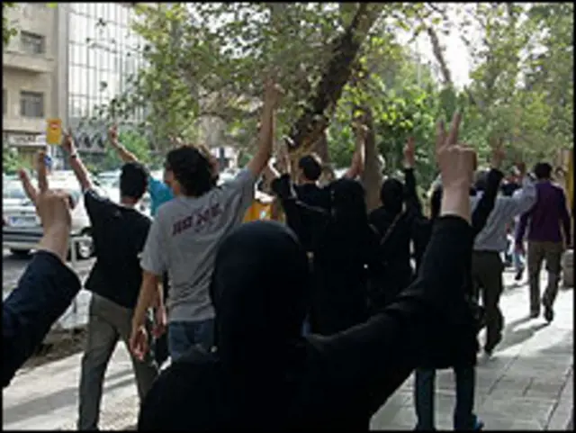 عکسی منتشر شده از حرکت معترضان به سمت دانشگاه تهران