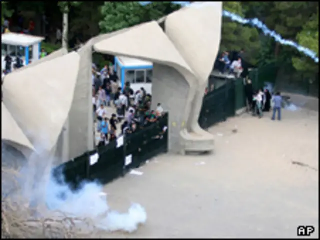 دانشگاه تهران به عنوان یکی از مهمترین هدف های انقلاب فرهنگی، طی ماه های اخیر صحنه اعتراض دانشجویان به سیاست های دولت بوده است