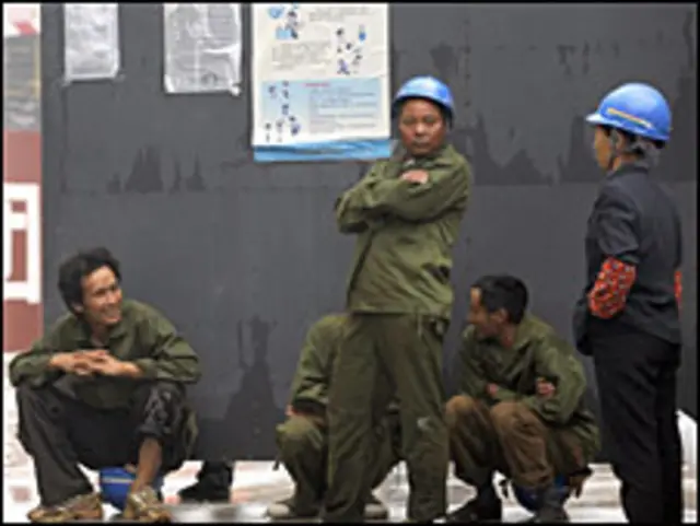 Điều kiện sống kham khổ không phải là mối bận tâm của lao động nhập cư, bởi ở quê nhà cuộc sống của họ thậm chí còn vất vả hơn.