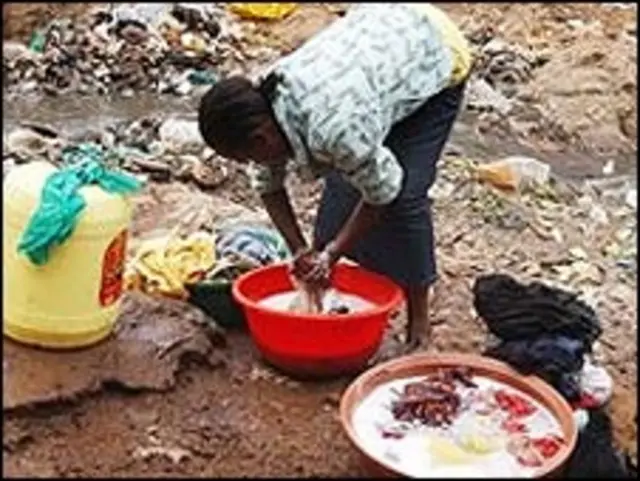 Mujer lava ropa en Kenia