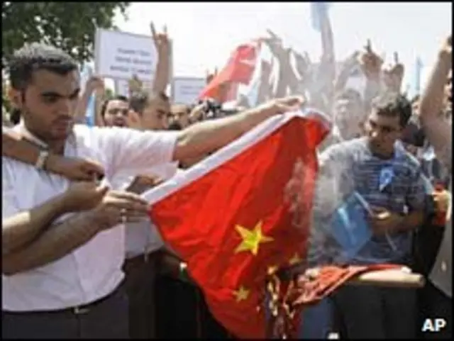 در استانبول، معترضان به کشته شدن مسلمانان اویغور پرچم چین را آتش زدند