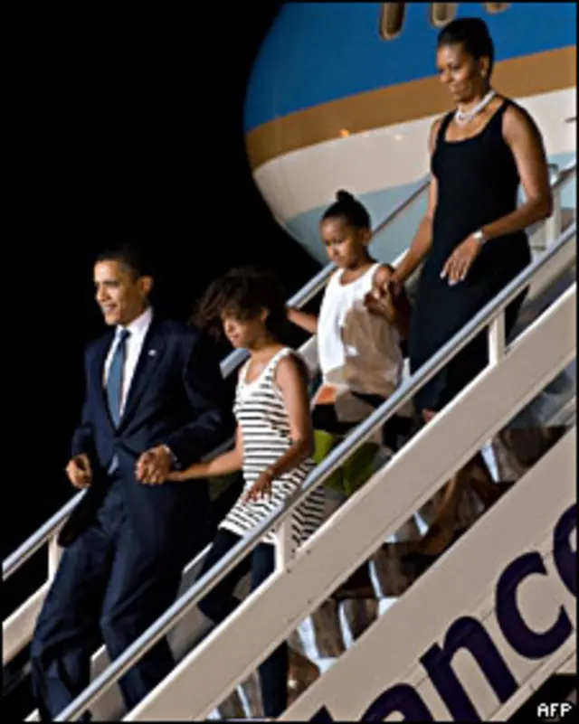 Барак Обама вместе с женой и детьми 