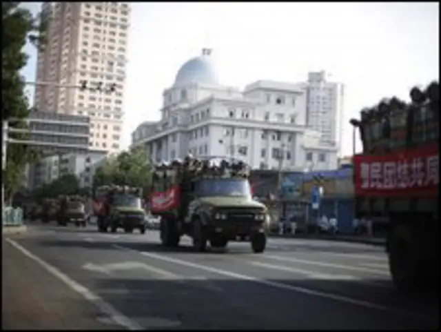 Quân đội trên đường phố Urumqi